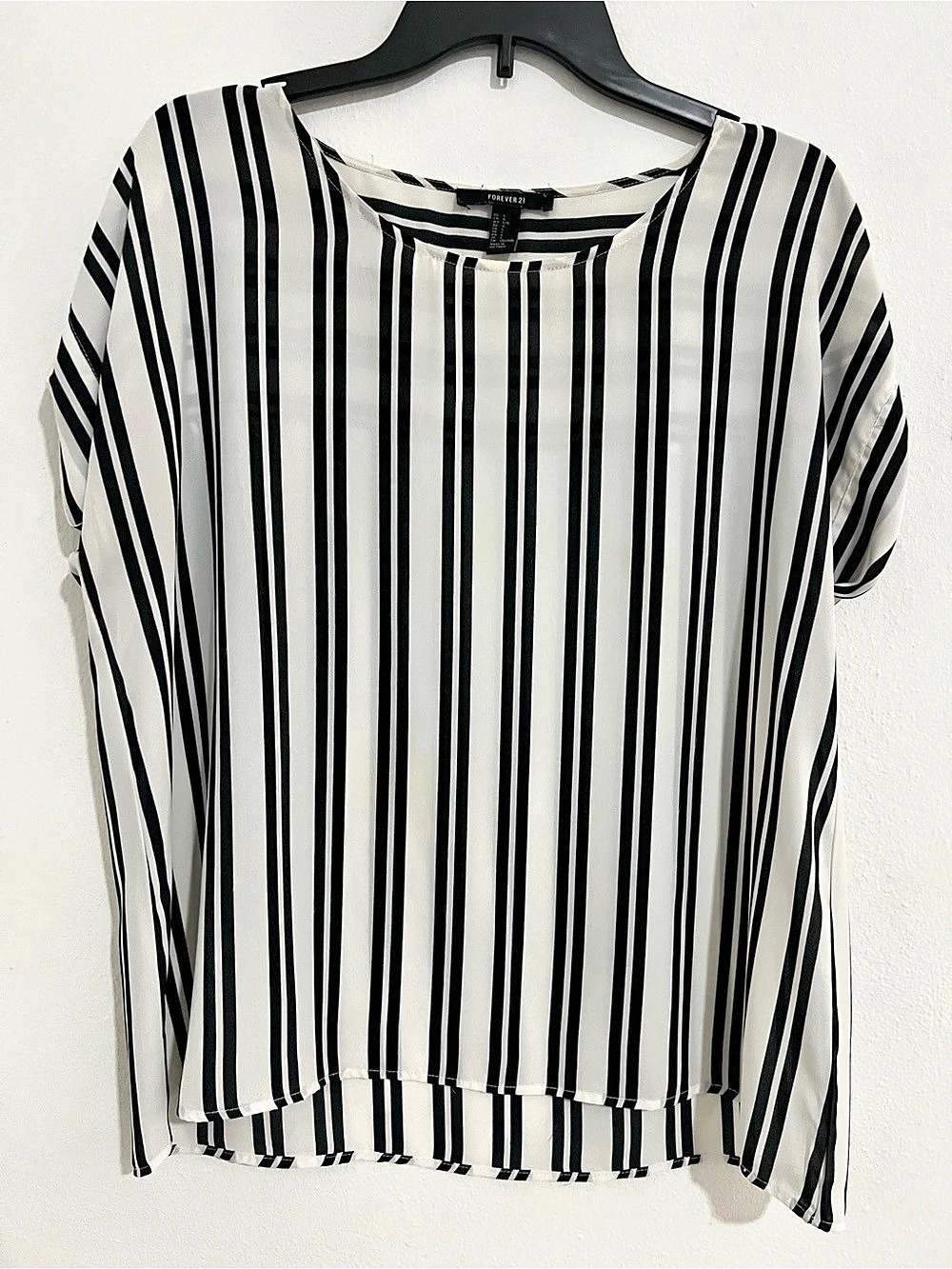 Forever 21 Striped Short Sleeve Blouse in White & Black Size Large